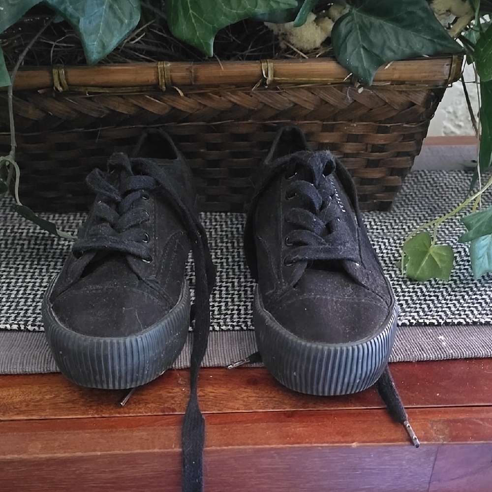 L'Éternité Stylish Black Sneakers